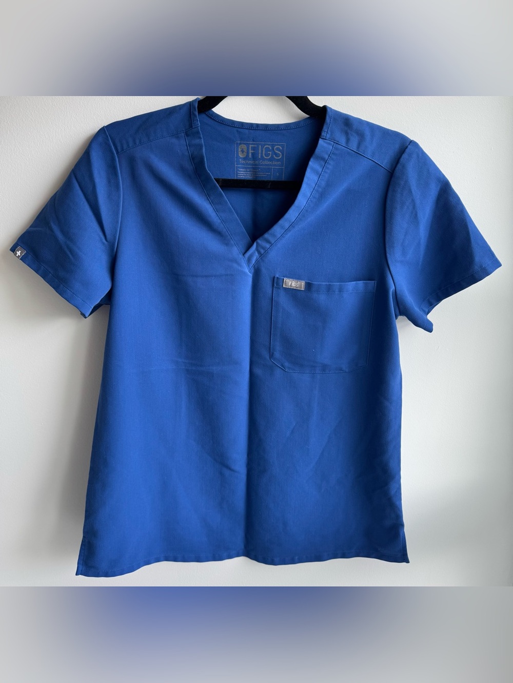 FIGS LIMITED-EDITION COLOR - Catarina V-Neck One-Pocket Scrub Top - Winning Blue